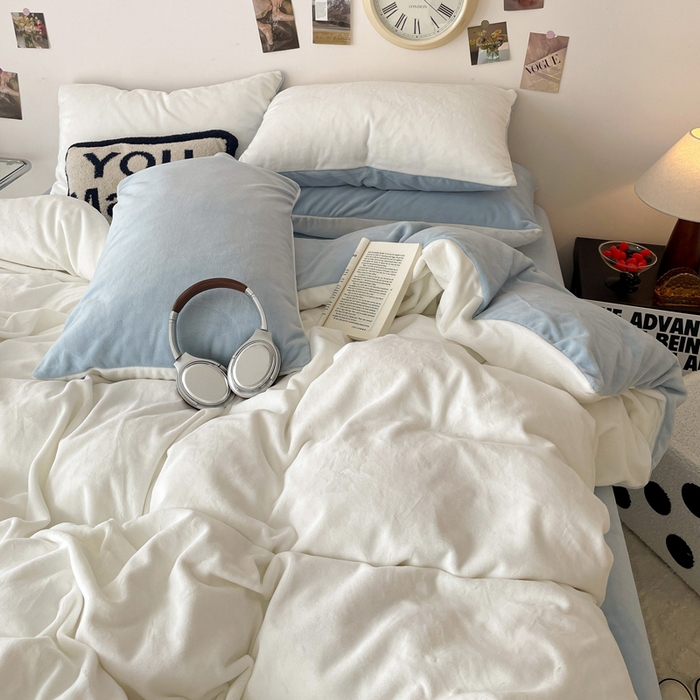 91家纺网 家纺一手货源 找家纺 顺兴家居 2025新款简约纯色双拼牛奶绒四件套（风格一） 奶白+婴儿蓝