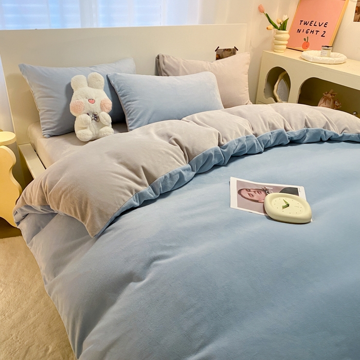 91家纺网 家纺一手货源 找家纺 顺兴家居 2025新款简约纯色双拼牛奶绒四件套（风格二） 婴儿蓝+浅灰