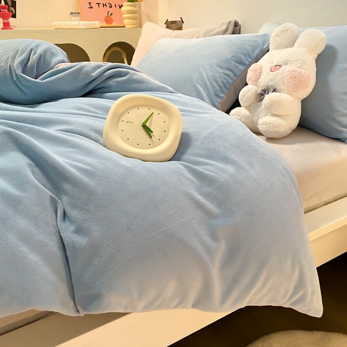 91家纺网 家纺一手货源 找家纺 顺兴家居 2025新款简约纯色双拼牛奶绒四件套（风格二） 婴儿蓝+浅灰