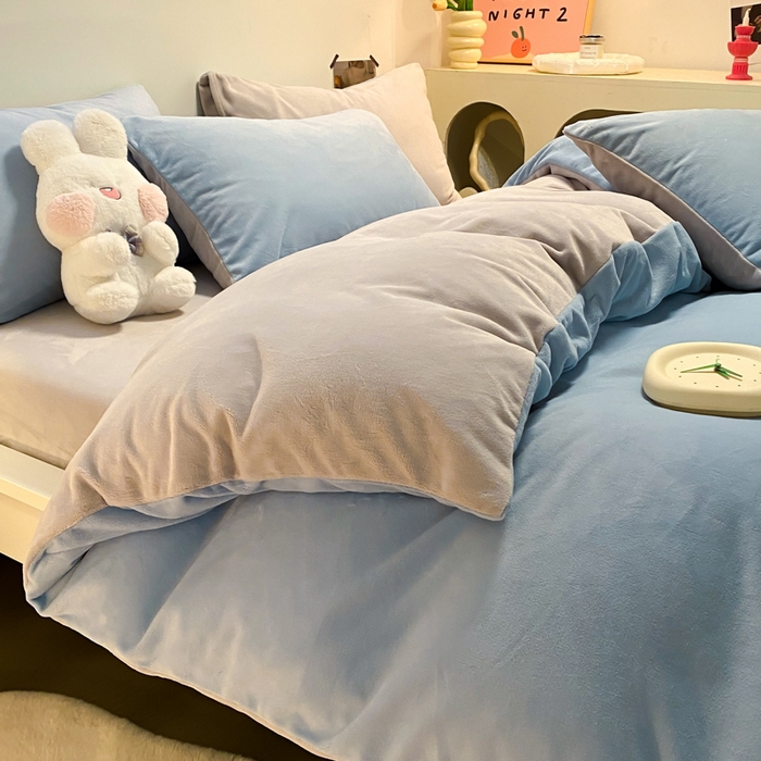 91家纺网 家纺一手货源 找家纺 顺兴家居 2025新款简约纯色双拼牛奶绒四件套（风格二） 婴儿蓝+浅灰