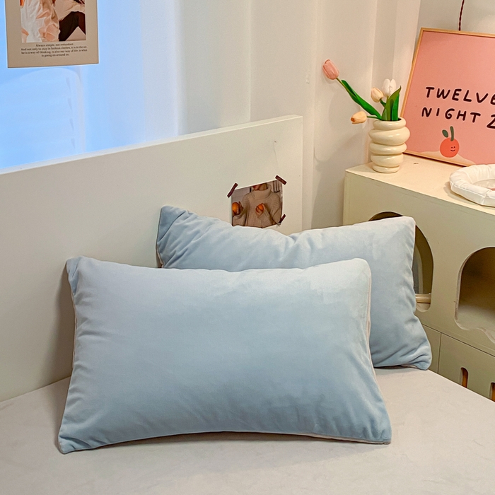 91家纺网 家纺一手货源 找家纺 顺兴家居 2025新款简约纯色双拼牛奶绒四件套（风格二） 婴儿蓝+浅灰