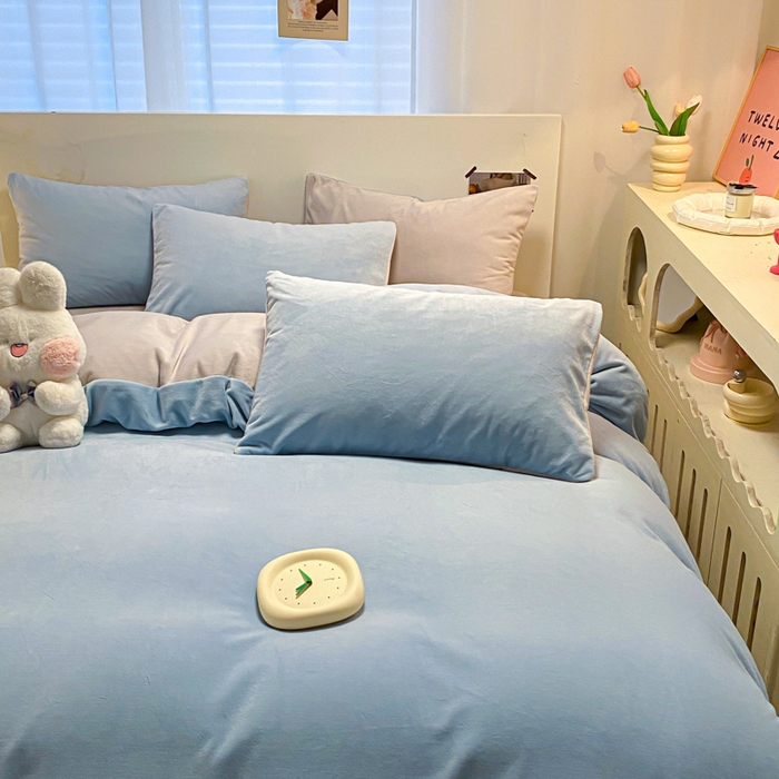 91家纺网 家纺一手货源 找家纺 顺兴家居 2025新款简约纯色双拼牛奶绒四件套（风格二） 婴儿蓝+浅灰