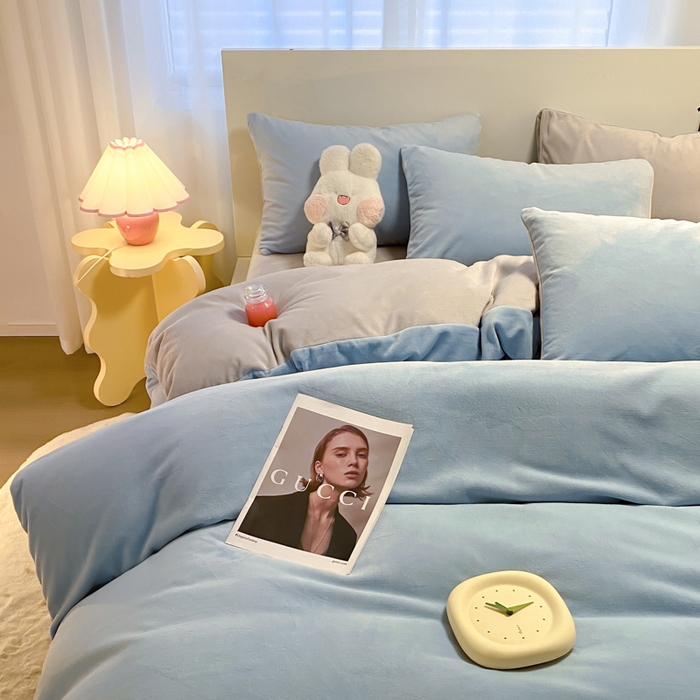 91家纺网 家纺一手货源 找家纺 顺兴家居 2025新款简约纯色双拼牛奶绒四件套（风格二） 婴儿蓝+浅灰