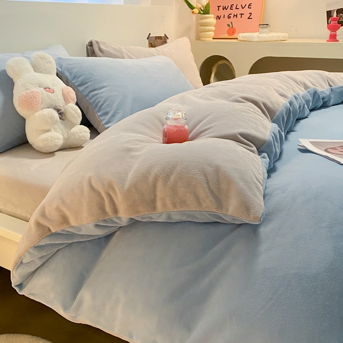 91家纺网 家纺一手货源 找家纺 顺兴家居 2025新款简约纯色双拼牛奶绒四件套（风格二） 婴儿蓝+浅灰