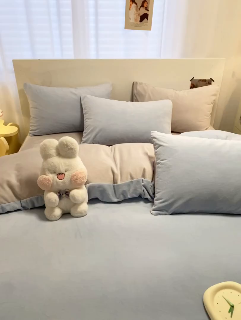 91家纺网 家纺一手货源 找家纺 顺兴家居 2025新款简约纯色双拼牛奶绒四件套（风格二） 婴儿蓝+浅灰