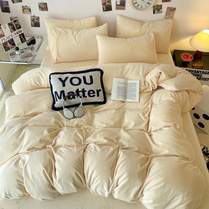 91家纺网 家纺一手货源 找家纺 顺兴家居 2025新款简约纯色双拼牛奶绒四件套（风格一） 奶昔黄