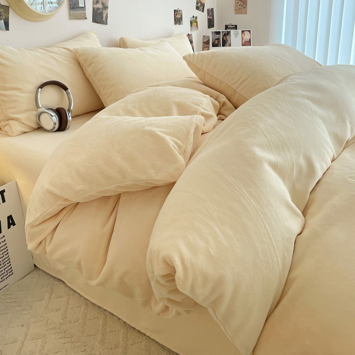 91家纺网 家纺一手货源 找家纺 顺兴家居 2025新款简约纯色双拼牛奶绒四件套（风格一） 奶昔黄