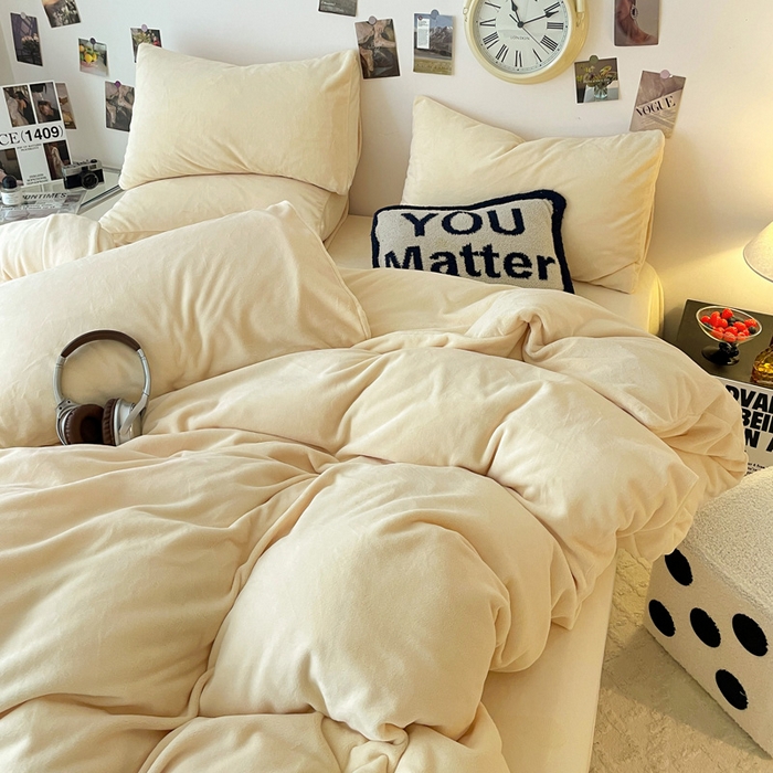 91家纺网 家纺一手货源 找家纺 顺兴家居 2025新款简约纯色双拼牛奶绒四件套（风格一） 奶昔黄