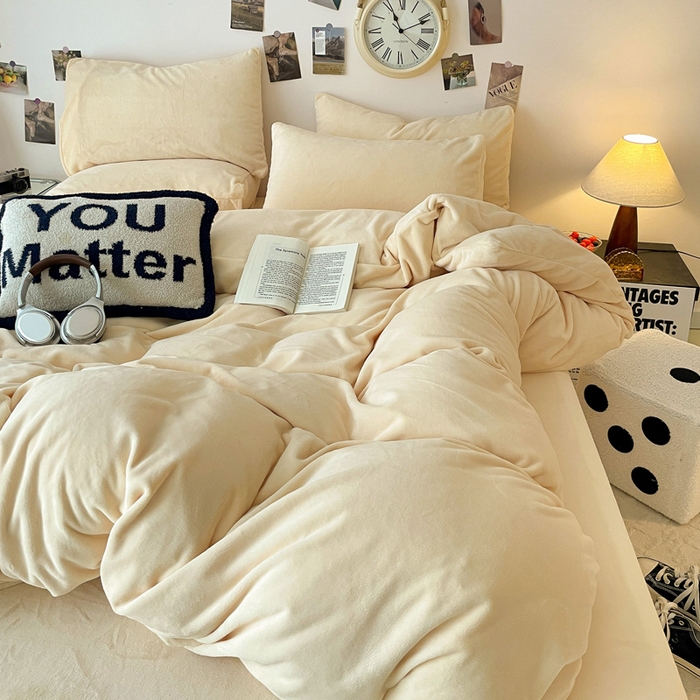 91家纺网 家纺一手货源 找家纺 顺兴家居 2025新款简约纯色双拼牛奶绒四件套（风格一） 奶昔黄