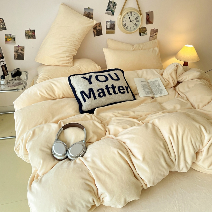 91家纺网 家纺一手货源 找家纺 顺兴家居 2025新款简约纯色双拼牛奶绒四件套（风格一） 奶昔黄