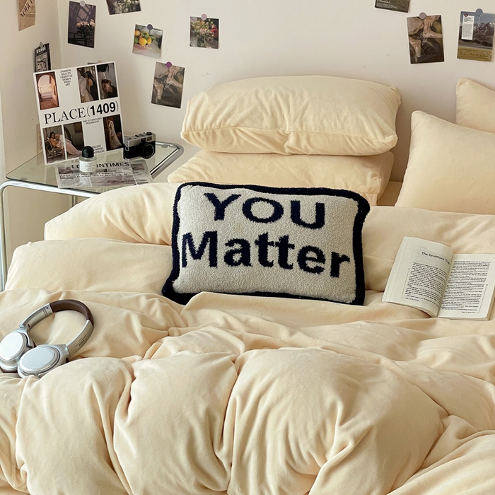 91家纺网 家纺一手货源 找家纺 顺兴家居 2025新款简约纯色双拼牛奶绒四件套（风格一） 奶昔黄