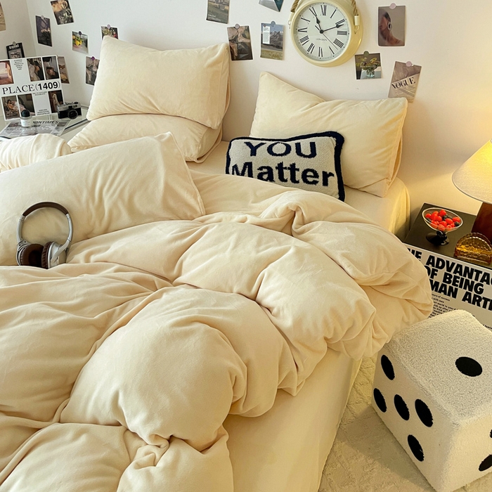 91家纺网 家纺一手货源 找家纺 顺兴家居 2025新款简约纯色双拼牛奶绒四件套（风格一） 奶昔黄