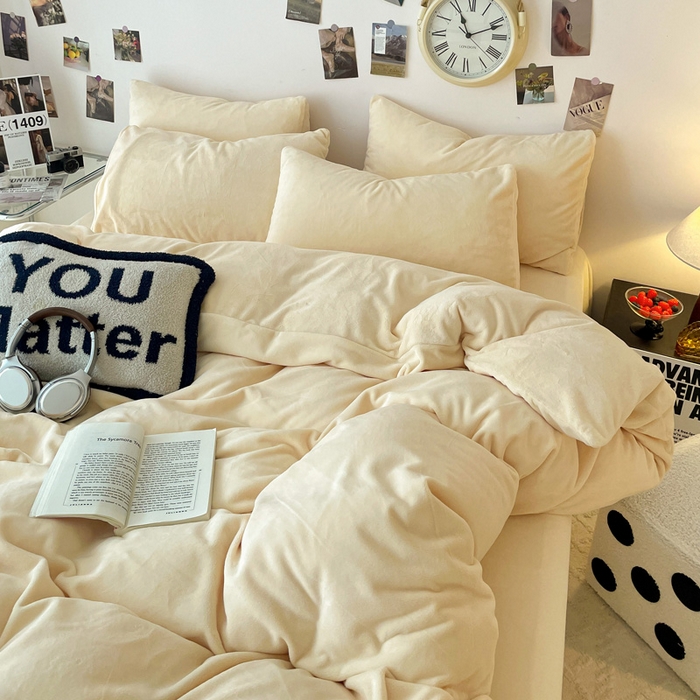 91家纺网 家纺一手货源 找家纺 顺兴家居 2025新款简约纯色双拼牛奶绒四件套（风格一） 奶昔黄