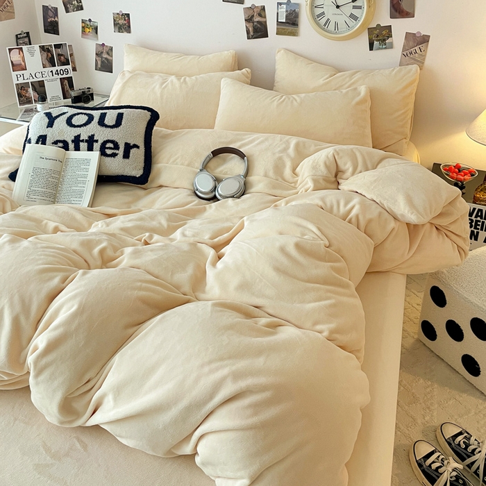 91家纺网 家纺一手货源 找家纺 顺兴家居 2025新款简约纯色双拼牛奶绒四件套（风格一） 奶昔黄