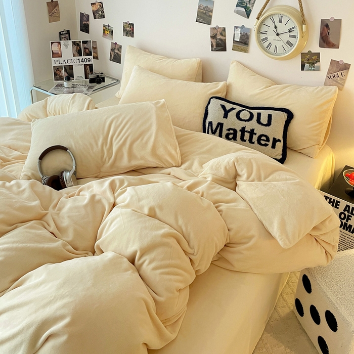 91家纺网 家纺一手货源 找家纺 顺兴家居 2025新款简约纯色双拼牛奶绒四件套（风格一） 奶昔黄