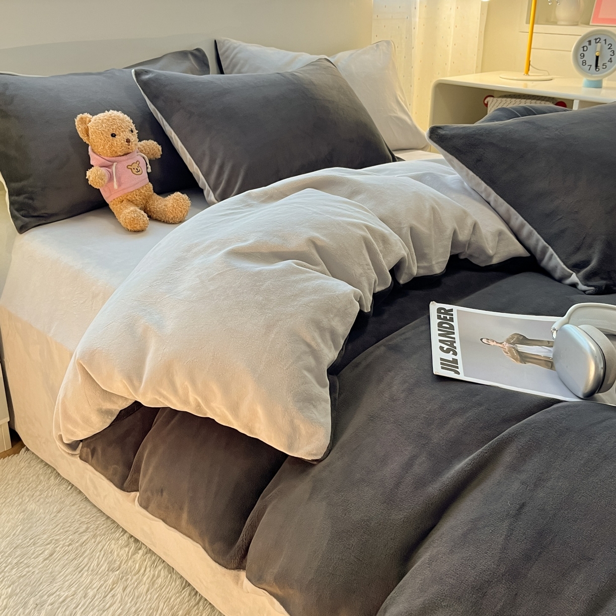 91家纺网 家纺一手货源 找家纺 顺兴家居 2025新款简约纯色双拼牛奶绒四件套（风格二） 高级灰+浅灰