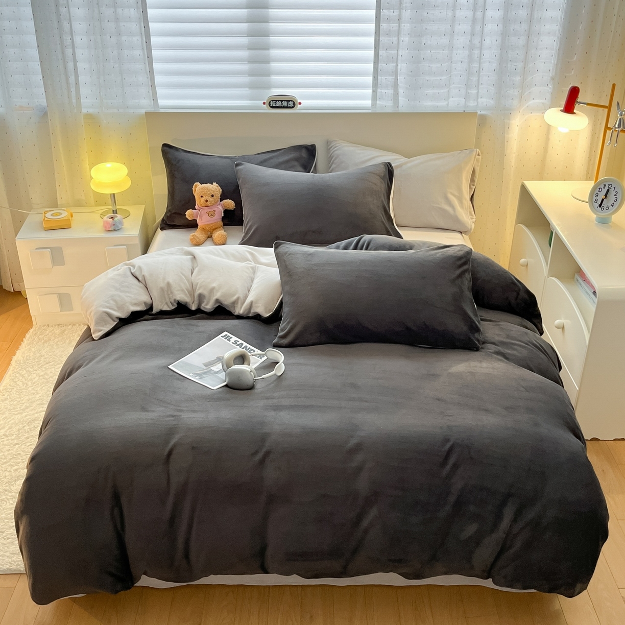 91家纺网 家纺一手货源 找家纺 顺兴家居 2025新款简约纯色双拼牛奶绒四件套（风格二） 高级灰+浅灰