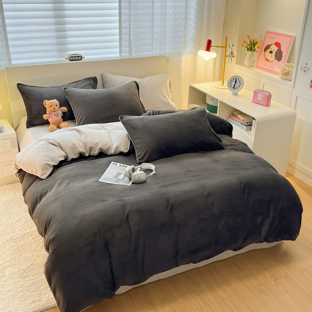 91家纺网 家纺一手货源 找家纺 顺兴家居 2025新款简约纯色双拼牛奶绒四件套（风格二） 高级灰+浅灰