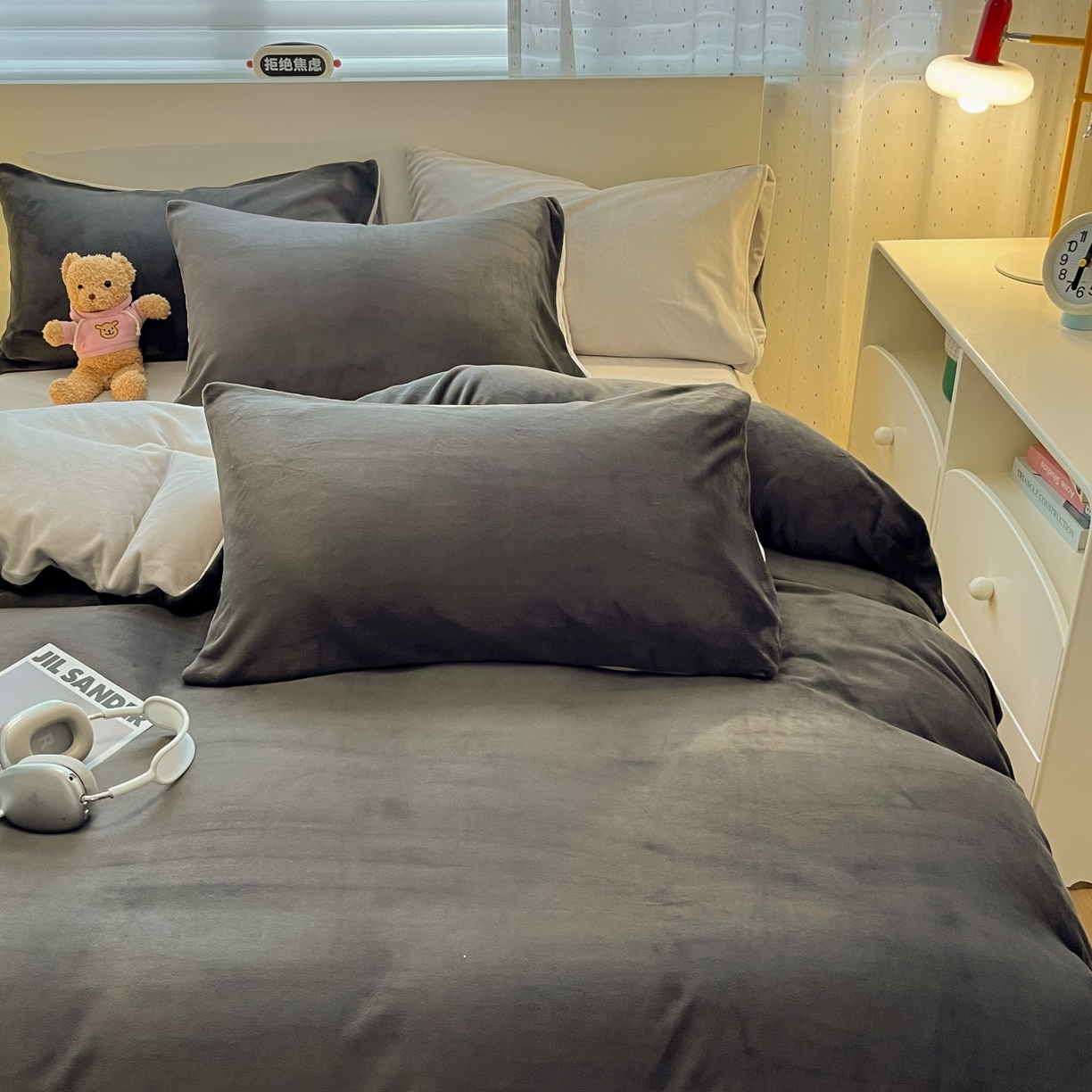 91家纺网 家纺一手货源 找家纺 顺兴家居 2025新款简约纯色双拼牛奶绒四件套（风格二） 高级灰+浅灰