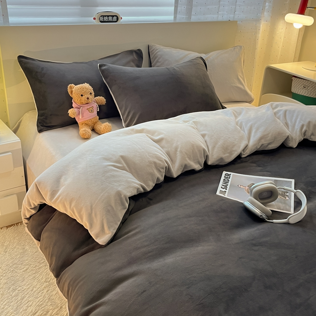 91家纺网 家纺一手货源 找家纺 顺兴家居 2025新款简约纯色双拼牛奶绒四件套（风格二） 高级灰+浅灰