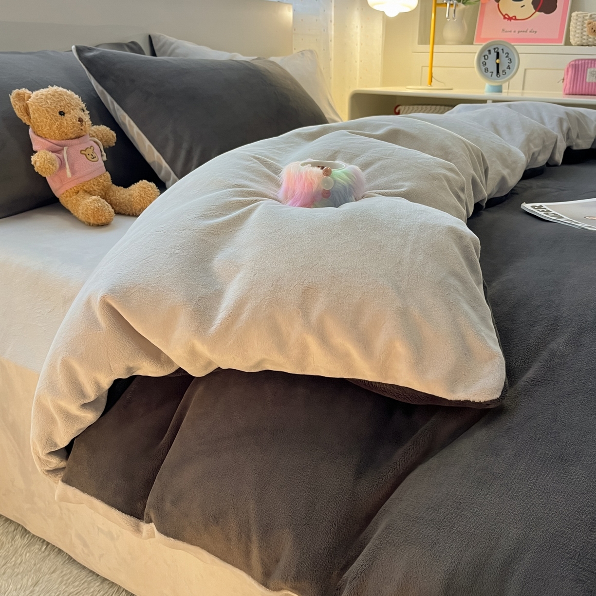 91家纺网 家纺一手货源 找家纺 顺兴家居 2025新款简约纯色双拼牛奶绒四件套（风格二） 高级灰+浅灰