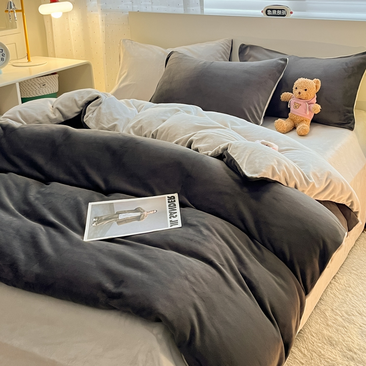 91家纺网 家纺一手货源 找家纺 顺兴家居 2025新款简约纯色双拼牛奶绒四件套（风格二） 高级灰+浅灰