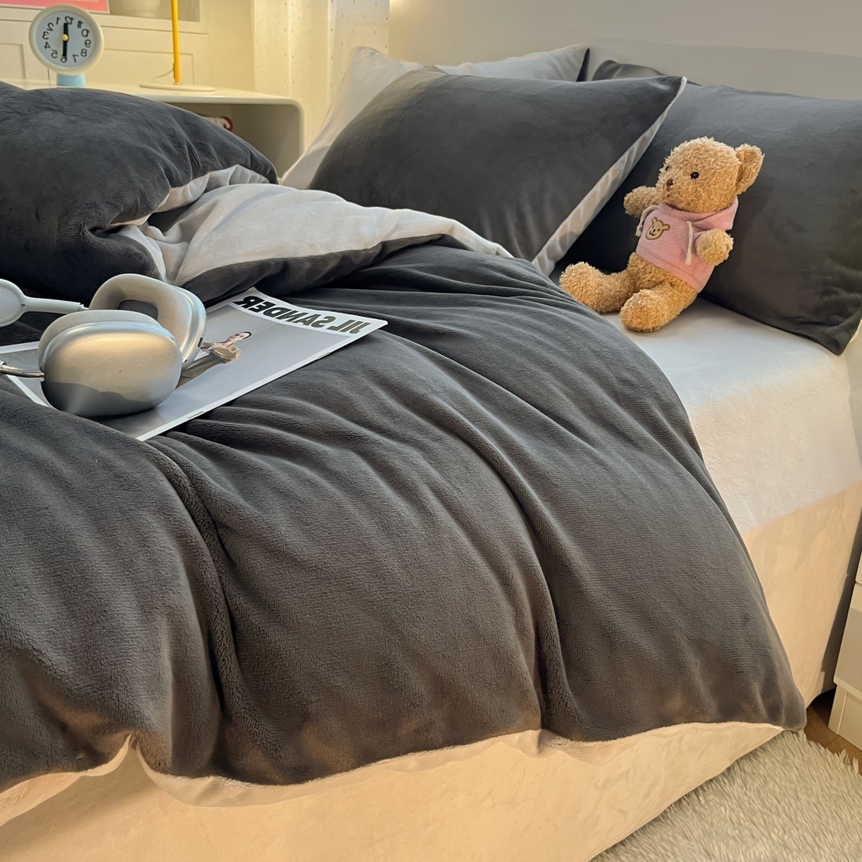 91家纺网 家纺一手货源 找家纺 顺兴家居 2025新款简约纯色双拼牛奶绒四件套（风格二） 高级灰+浅灰