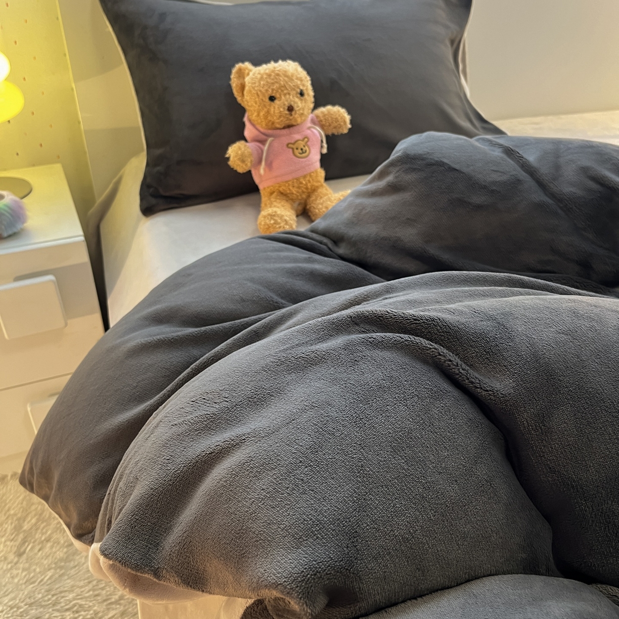 91家纺网 家纺一手货源 找家纺 顺兴家居 2025新款简约纯色双拼牛奶绒四件套（风格二） 高级灰+浅灰