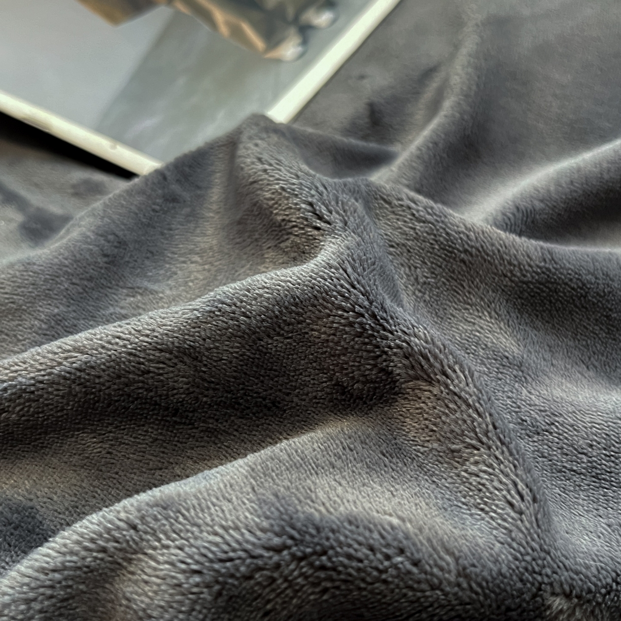 91家纺网 家纺一手货源 找家纺 顺兴家居 2025新款简约纯色双拼牛奶绒四件套（风格二） 高级灰+浅灰