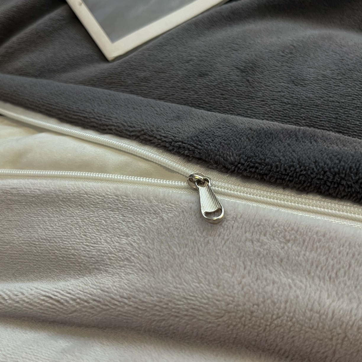 91家纺网 家纺一手货源 找家纺 顺兴家居 2025新款简约纯色双拼牛奶绒四件套（风格二） 高级灰+浅灰