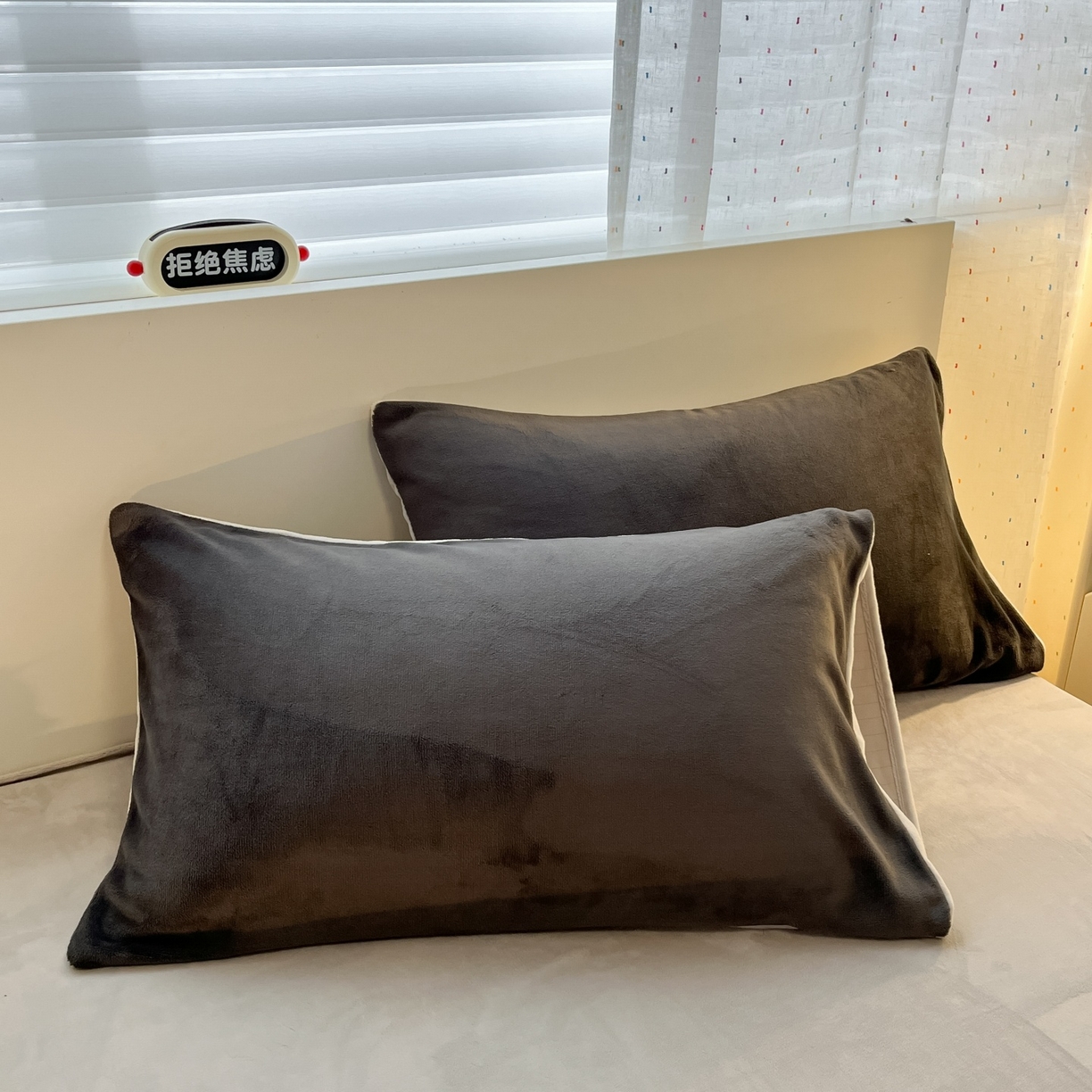 91家纺网 家纺一手货源 找家纺 顺兴家居 2025新款简约纯色双拼牛奶绒四件套（风格二） 高级灰+浅灰