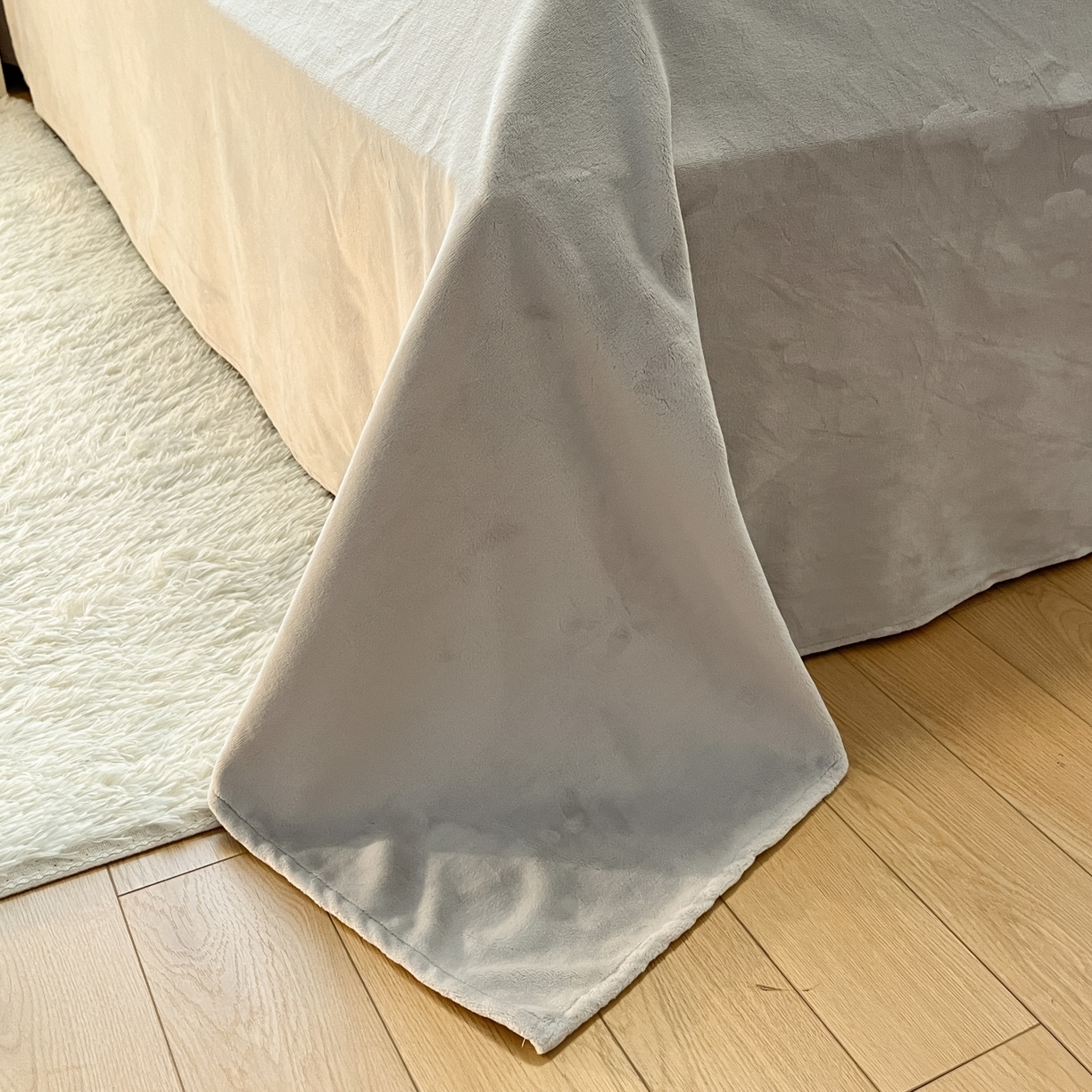 91家纺网 家纺一手货源 找家纺 顺兴家居 2025新款简约纯色双拼牛奶绒四件套（风格二） 高级灰+浅灰