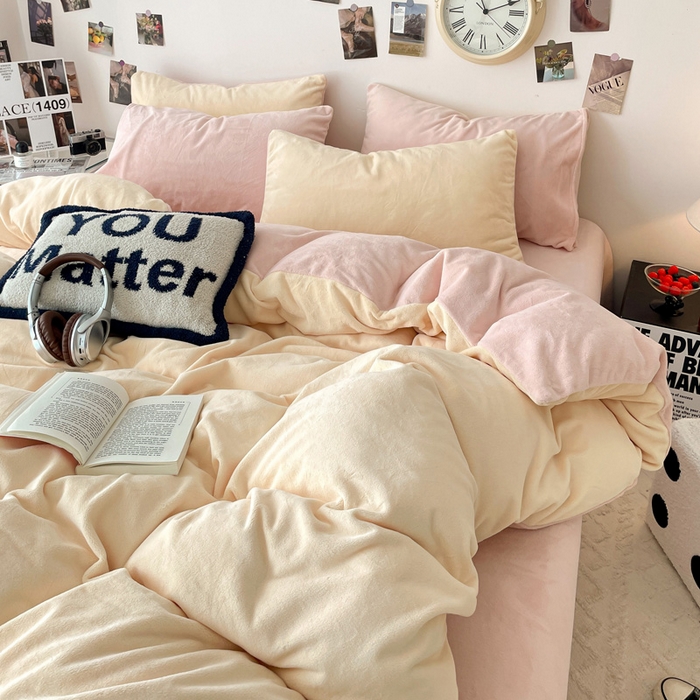91家纺网 家纺一手货源 找家纺 顺兴家居 2025新款简约纯色双拼牛奶绒四件套（风格一） 奶昔黄+粉玉