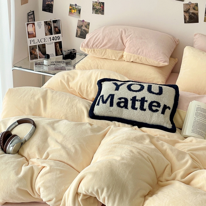 91家纺网 家纺一手货源 找家纺 顺兴家居 2025新款简约纯色双拼牛奶绒四件套（风格一） 奶昔黄+粉玉