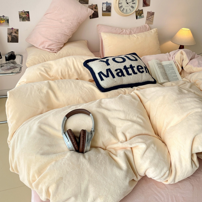 91家纺网 家纺一手货源 找家纺 顺兴家居 2025新款简约纯色双拼牛奶绒四件套（风格一） 奶昔黄+粉玉