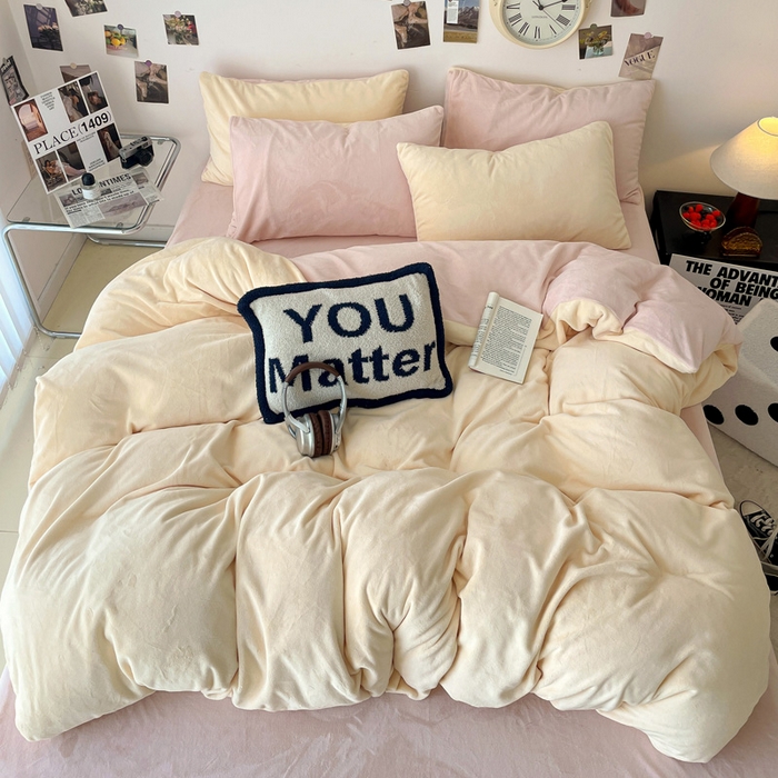 91家纺网 家纺一手货源 找家纺 顺兴家居 2025新款简约纯色双拼牛奶绒四件套（风格一） 奶昔黄+粉玉