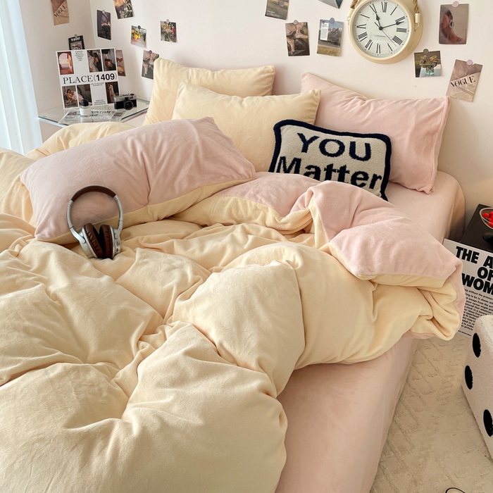 91家纺网 家纺一手货源 找家纺 顺兴家居 2025新款简约纯色双拼牛奶绒四件套（风格一） 奶昔黄+粉玉