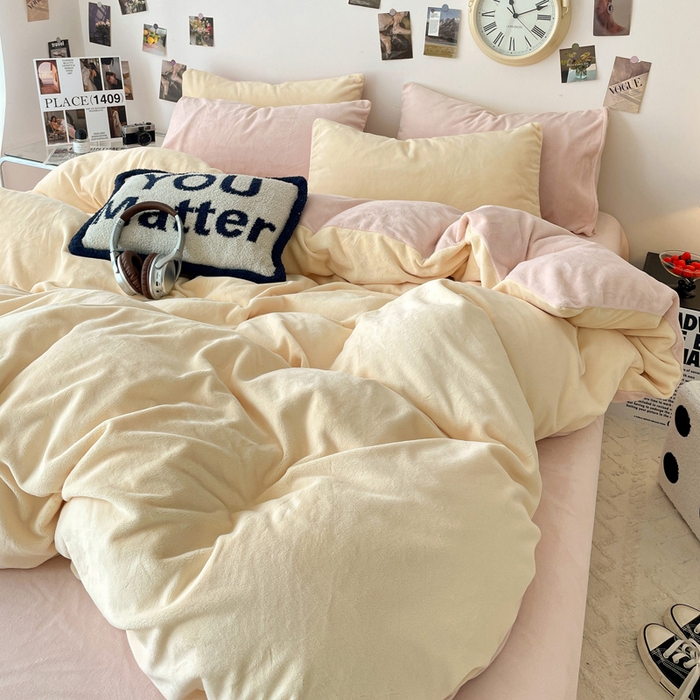 91家纺网 家纺一手货源 找家纺 顺兴家居 2025新款简约纯色双拼牛奶绒四件套（风格一） 奶昔黄+粉玉