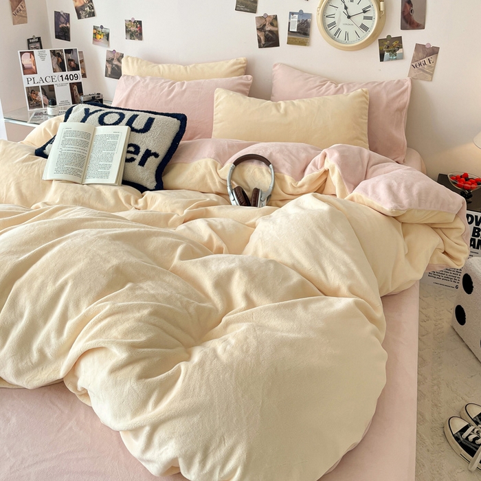 91家纺网 家纺一手货源 找家纺 顺兴家居 2025新款简约纯色双拼牛奶绒四件套（风格一） 奶昔黄+粉玉