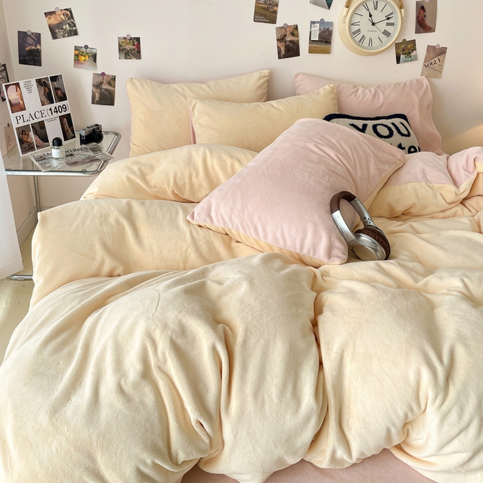 91家纺网 家纺一手货源 找家纺 顺兴家居 2025新款简约纯色双拼牛奶绒四件套（风格一） 奶昔黄+粉玉