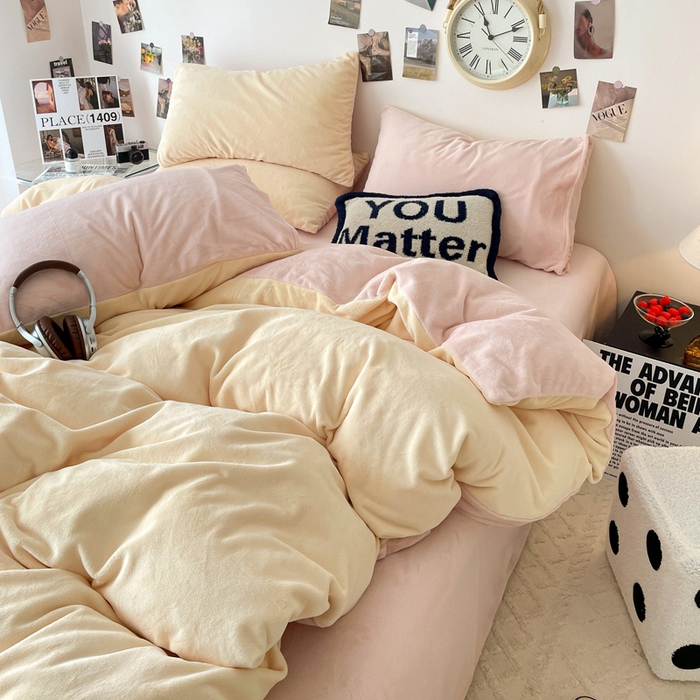 91家纺网 家纺一手货源 找家纺 顺兴家居 2025新款简约纯色双拼牛奶绒四件套（风格一） 奶昔黄+粉玉