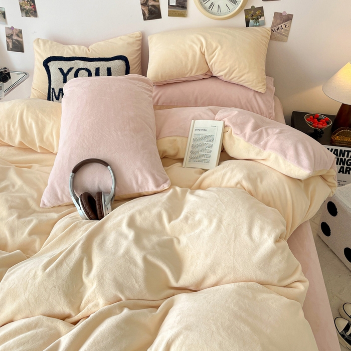 91家纺网 家纺一手货源 找家纺 顺兴家居 2025新款简约纯色双拼牛奶绒四件套（风格一） 奶昔黄+粉玉