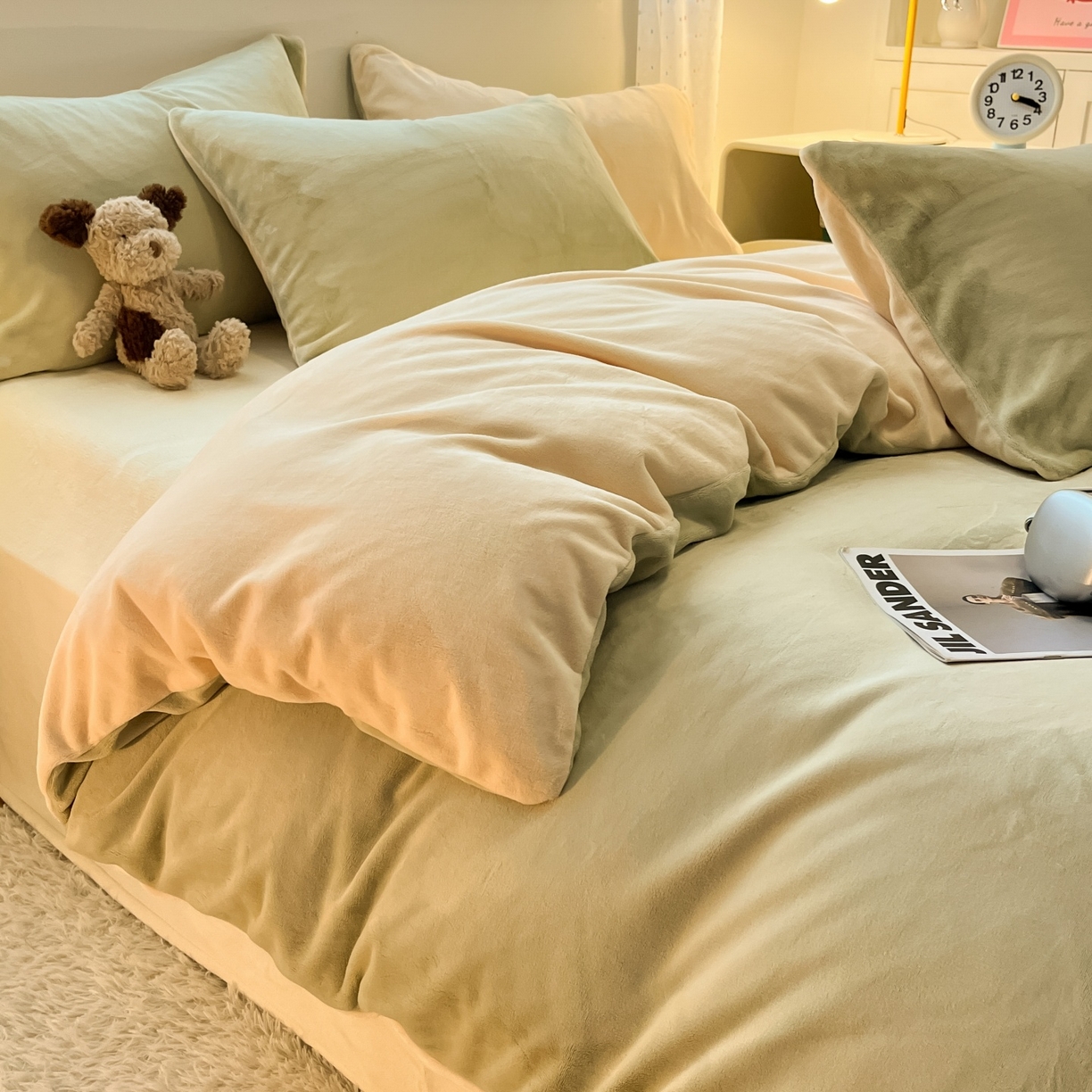 91家纺网 家纺一手货源 找家纺 顺兴家居 2025新款简约纯色双拼牛奶绒四件套（风格二） 果绿+奶昔黄