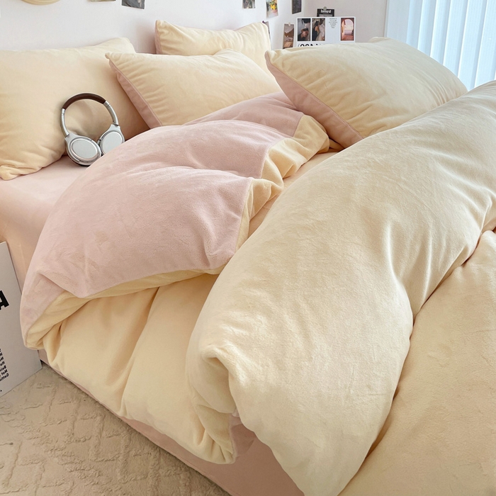 91家纺网 家纺一手货源 找家纺 顺兴家居 2025新款简约纯色双拼牛奶绒四件套（风格一） 奶昔黄+粉玉
