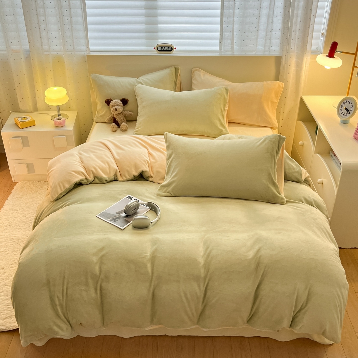 91家纺网 家纺一手货源 找家纺 顺兴家居 2025新款简约纯色双拼牛奶绒四件套（风格二） 果绿+奶昔黄