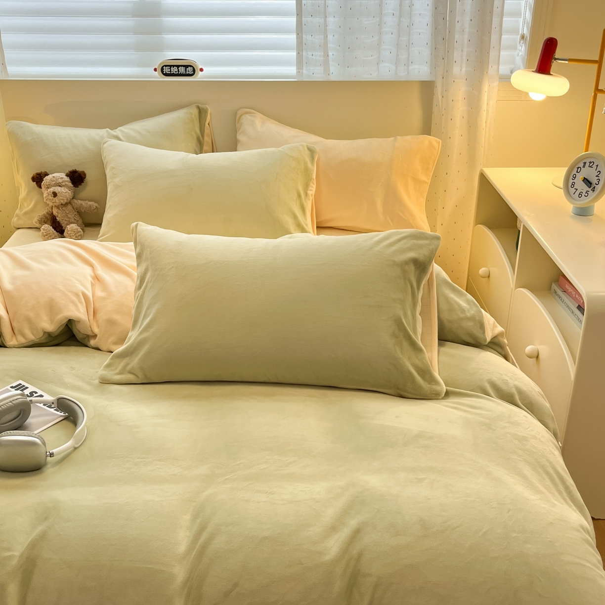 91家纺网 家纺一手货源 找家纺 顺兴家居 2025新款简约纯色双拼牛奶绒四件套（风格二） 果绿+奶昔黄