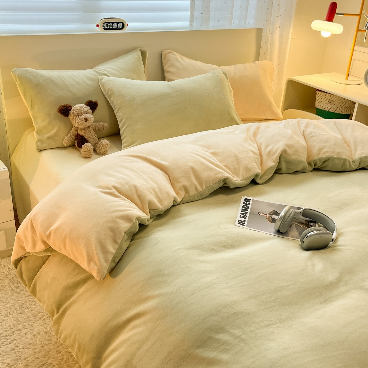 91家纺网 家纺一手货源 找家纺 顺兴家居 2025新款简约纯色双拼牛奶绒四件套（风格二） 果绿+奶昔黄