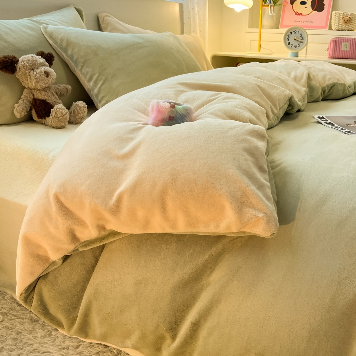 91家纺网 家纺一手货源 找家纺 顺兴家居 2025新款简约纯色双拼牛奶绒四件套（风格二） 果绿+奶昔黄