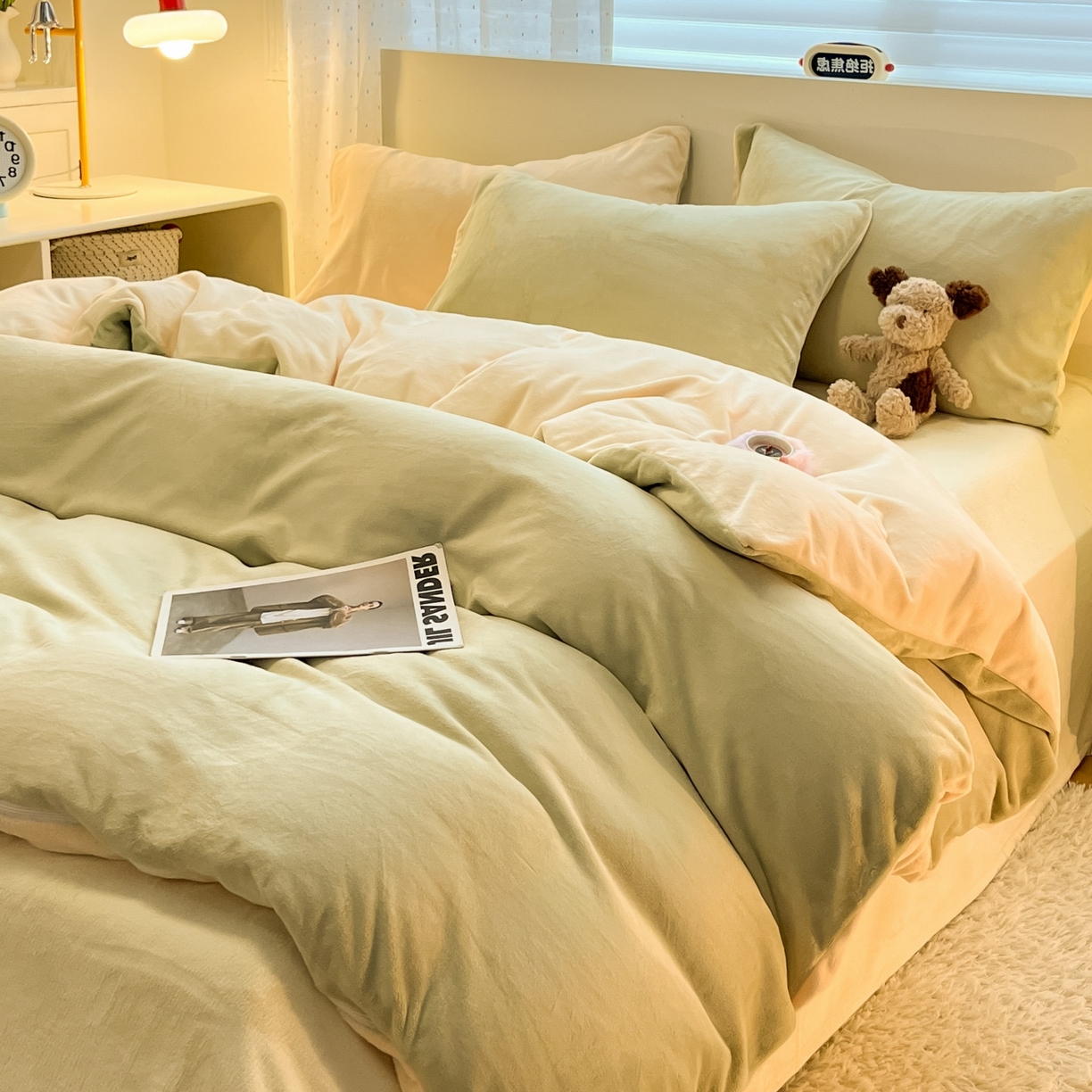 91家纺网 家纺一手货源 找家纺 顺兴家居 2025新款简约纯色双拼牛奶绒四件套（风格二） 果绿+奶昔黄