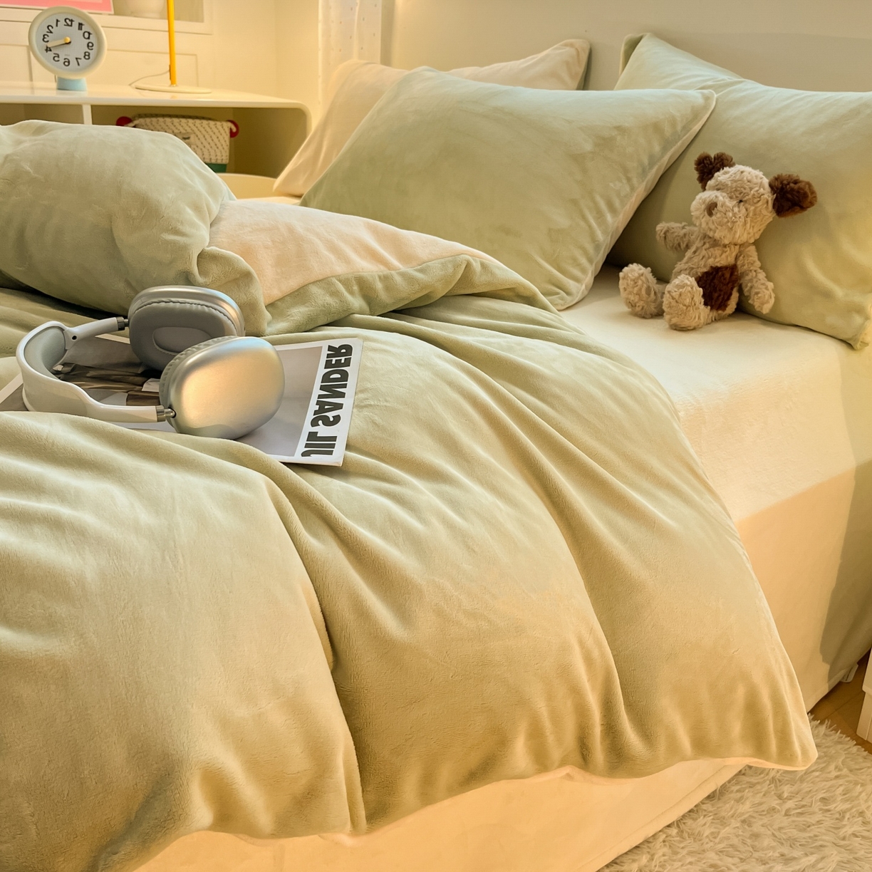 91家纺网 家纺一手货源 找家纺 顺兴家居 2025新款简约纯色双拼牛奶绒四件套（风格二） 果绿+奶昔黄